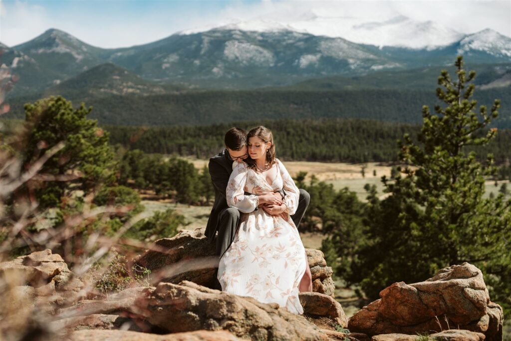 seated-wedding-pose-larsenphotoco-1-1024x683.jpg