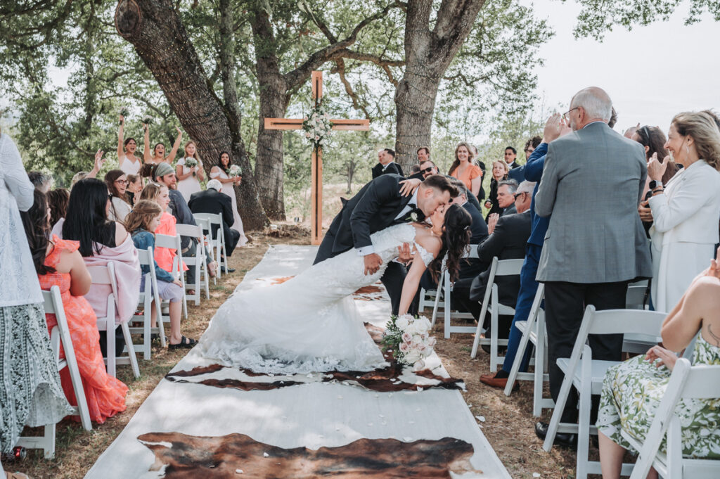 boho-rustic-wedding-burlap-oak-photo-9389-1024x681.jpg
