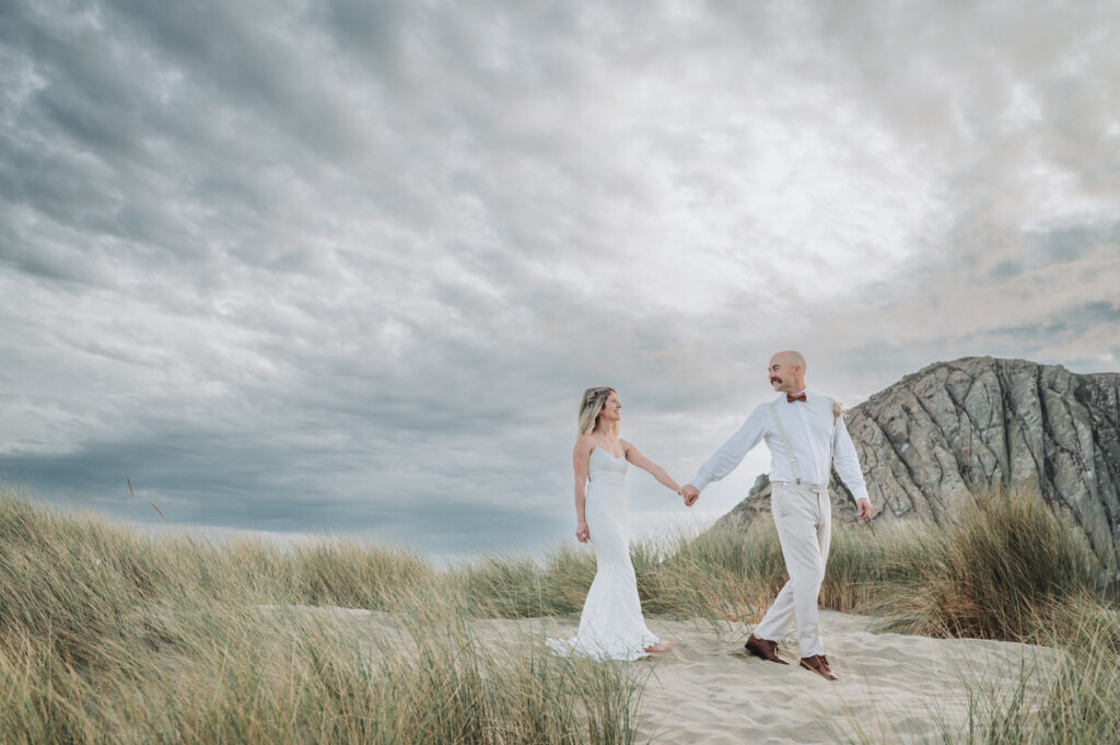 walking-running-pose-burlap-oak-wedding-photography-1024x681.jpg